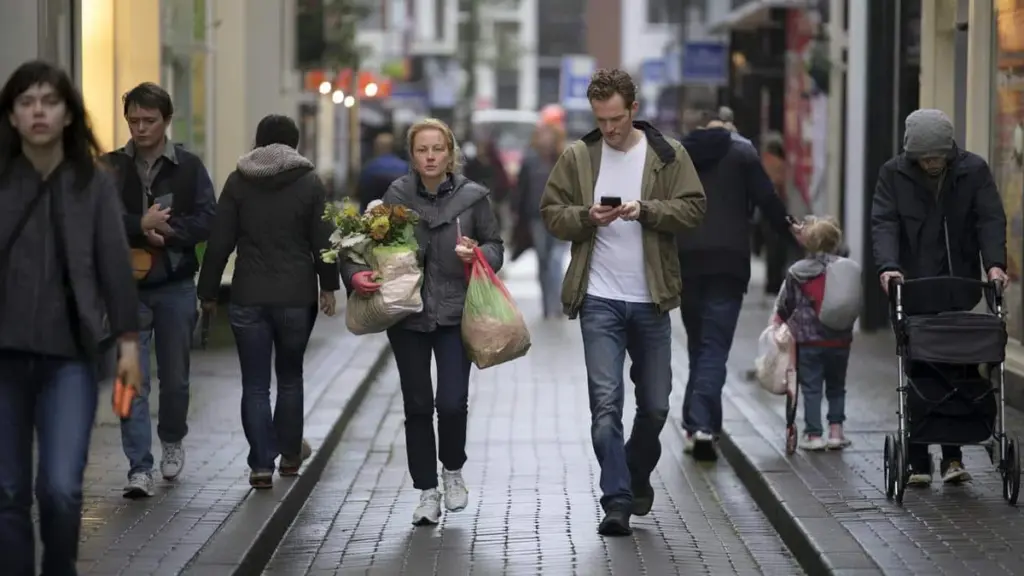 Hvad det afslører om empati når nogen automatisk giver plads på fortovet