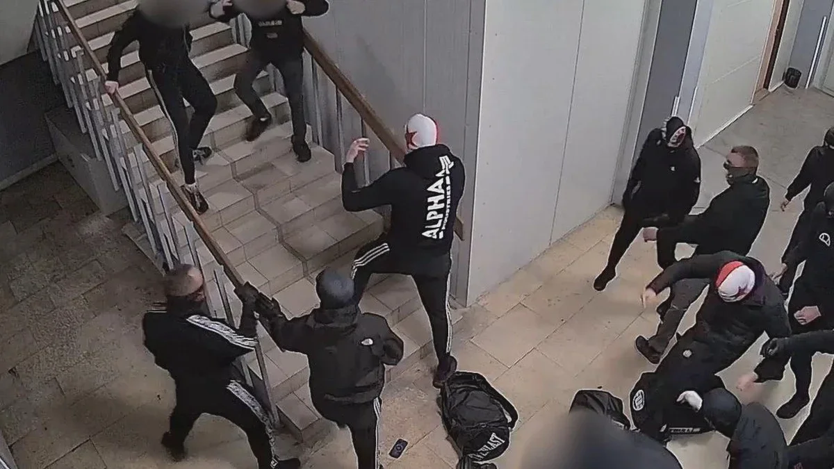 “Et mirakel, at de overlevede.” Politiet jagter voldelige fodboldfans og ved hvem de er
