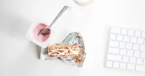 Hvorfor smide yoghurt ud efter datoen: Spis eller kasser
