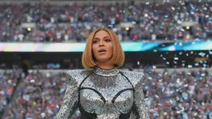 Beyoncé siger farvel til de lange lokker. Nyt kort bob-klip dominerer 2026