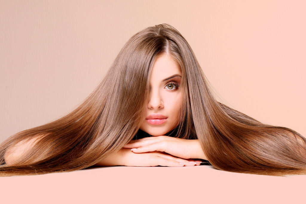 Ensfarvet hår erstatter balayage. Denne trend dominerer foråret 2026