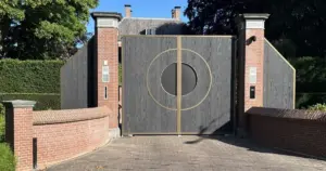 Ulovligt hegn ved millionvilla: Derfor risikerer ejere nu tvungen nedrivning